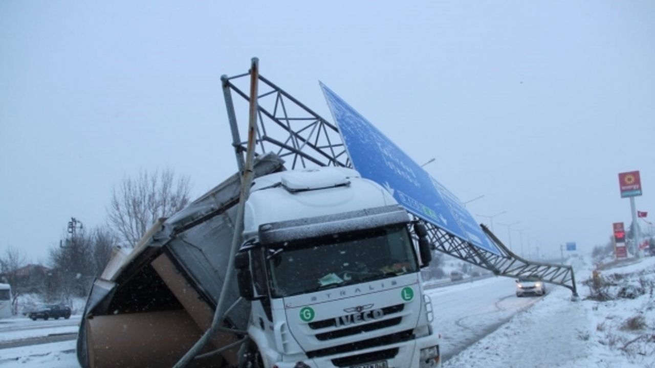 Tekirdağ’da kar ve buzlanma kazaya neden oldu: Tır dorsesi devrildi