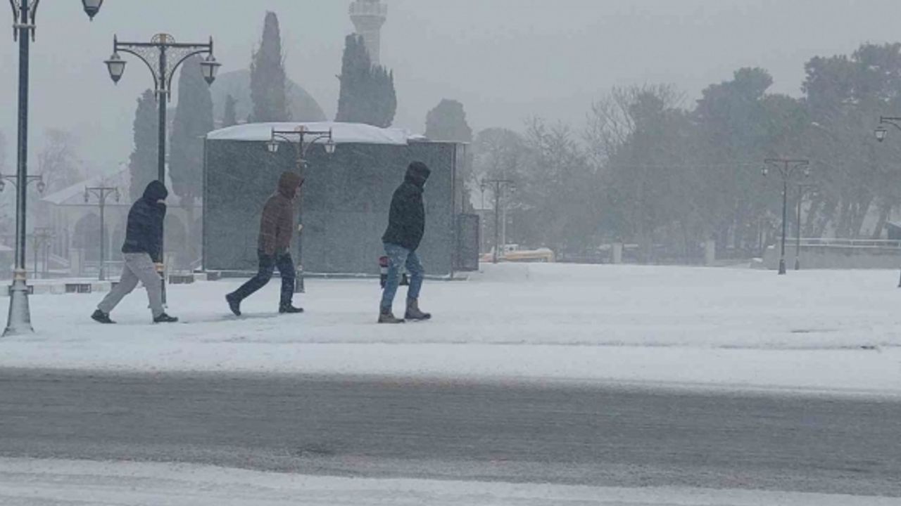 Tekirdağ’da yoğun kar tipiyle sürüyor: Vatandaşlar yürümekte güçlük çekti