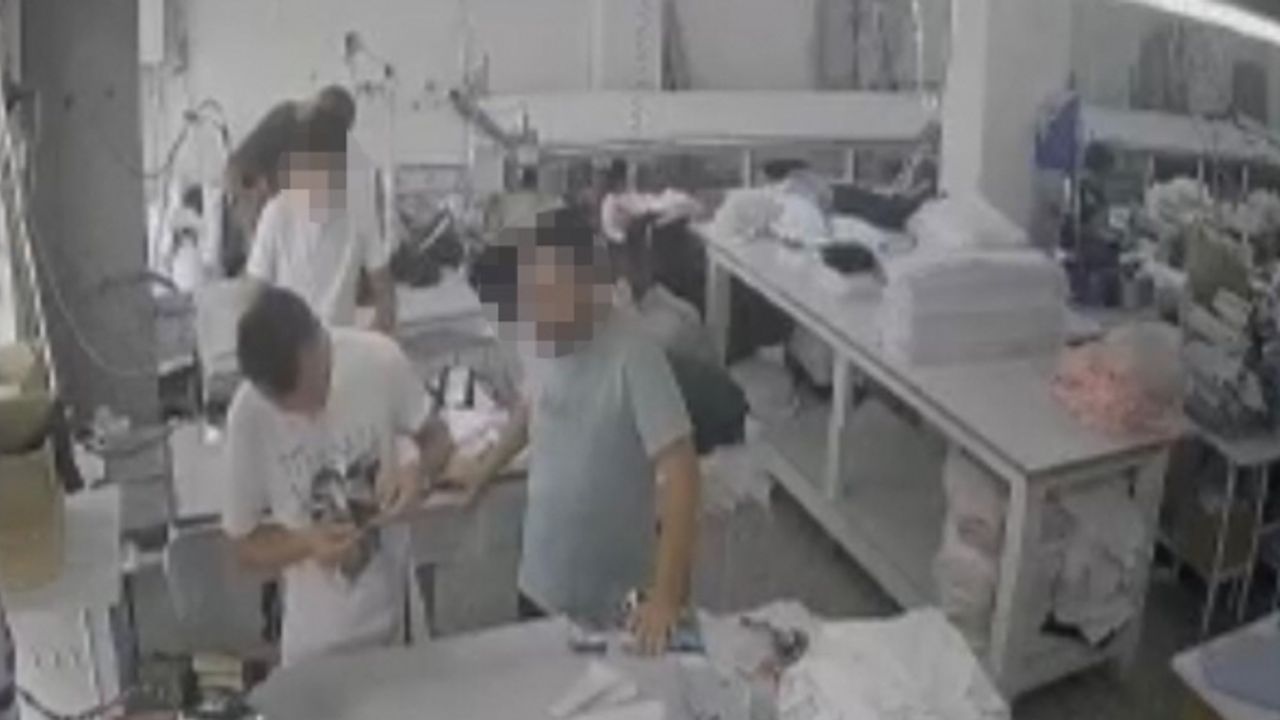 Tekstil atölyesinde “yüzüme kumaş attın” kavgası kamerada: Ortalık karıştı, iş arkadaşları ayırdı