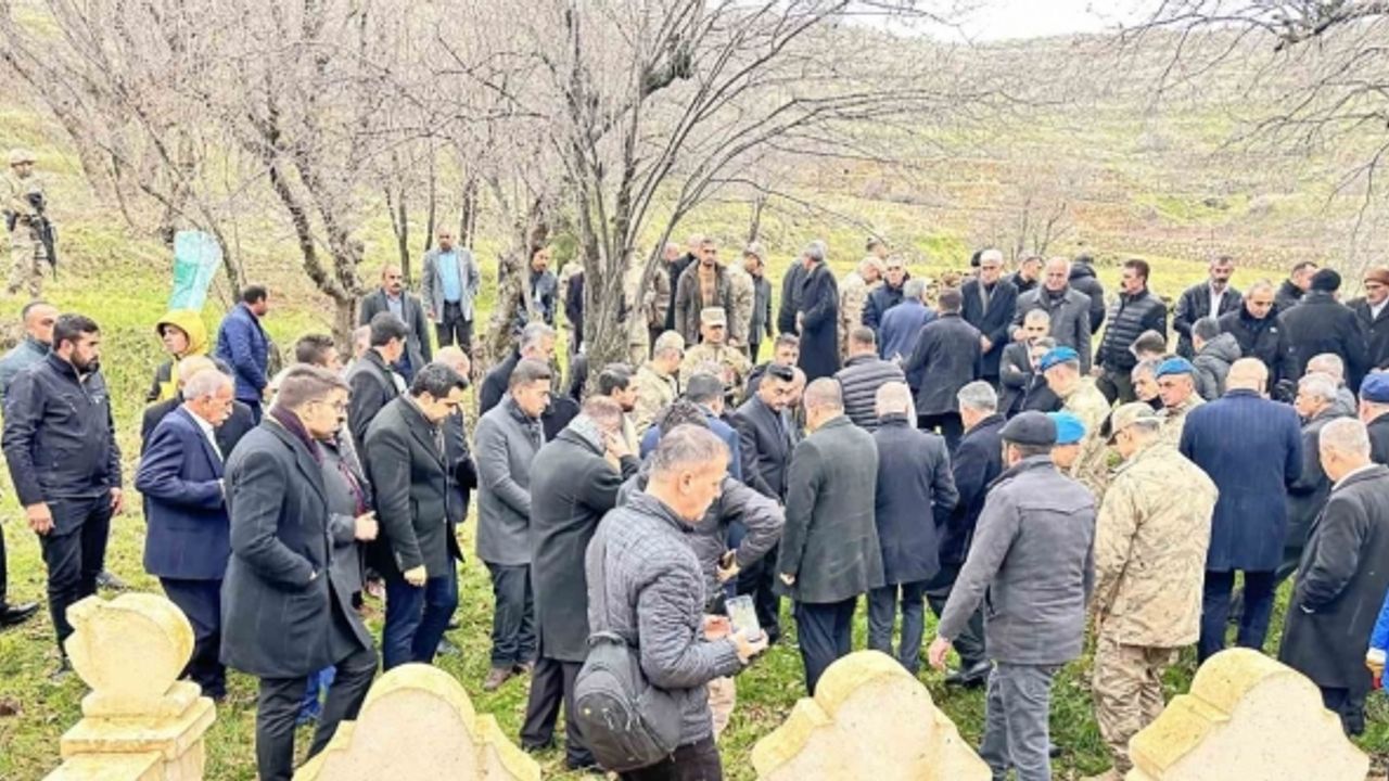 Teröristlerin 37 yıl önce katlettiği vatandaşlar mezarları başında dualarla yad edildi