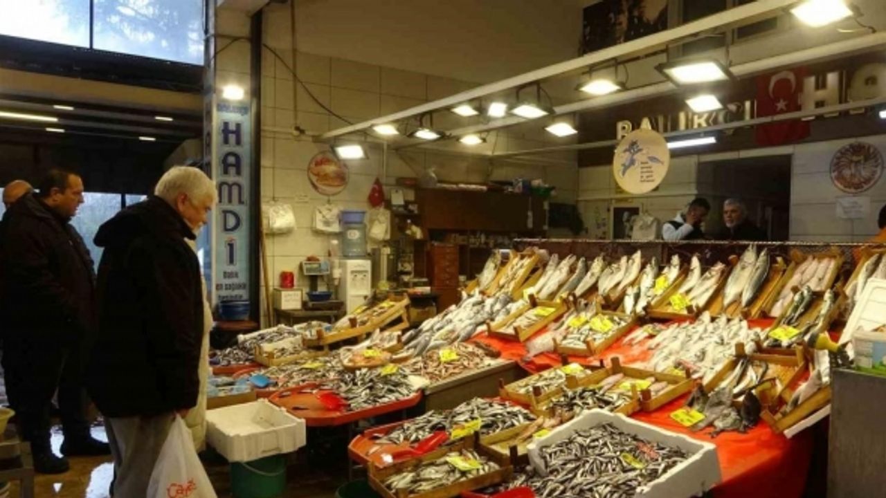 Tezgahlarda bolca bulunan hamsi 160 TL’ye satılırken, lüfer 360, turna mezgit 500 TL