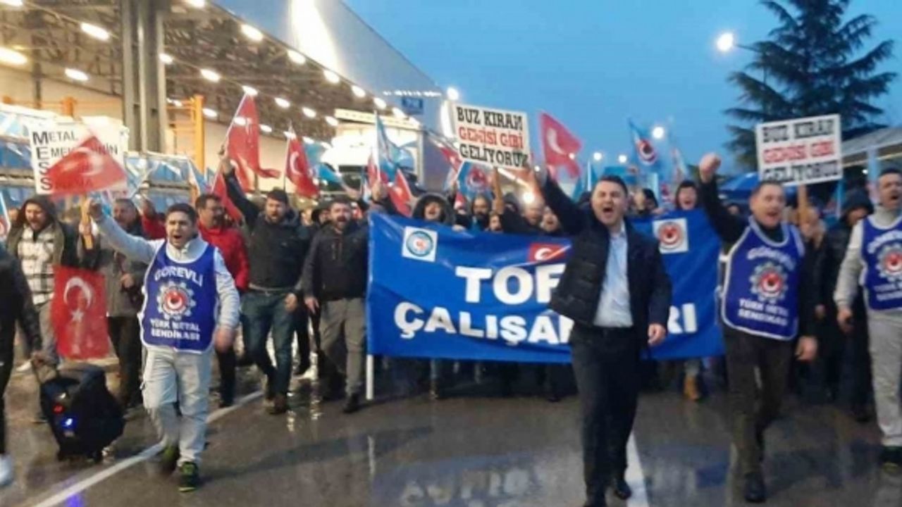 Tofaş işçisi yağmur çamur demeden nöbete devam ediyor