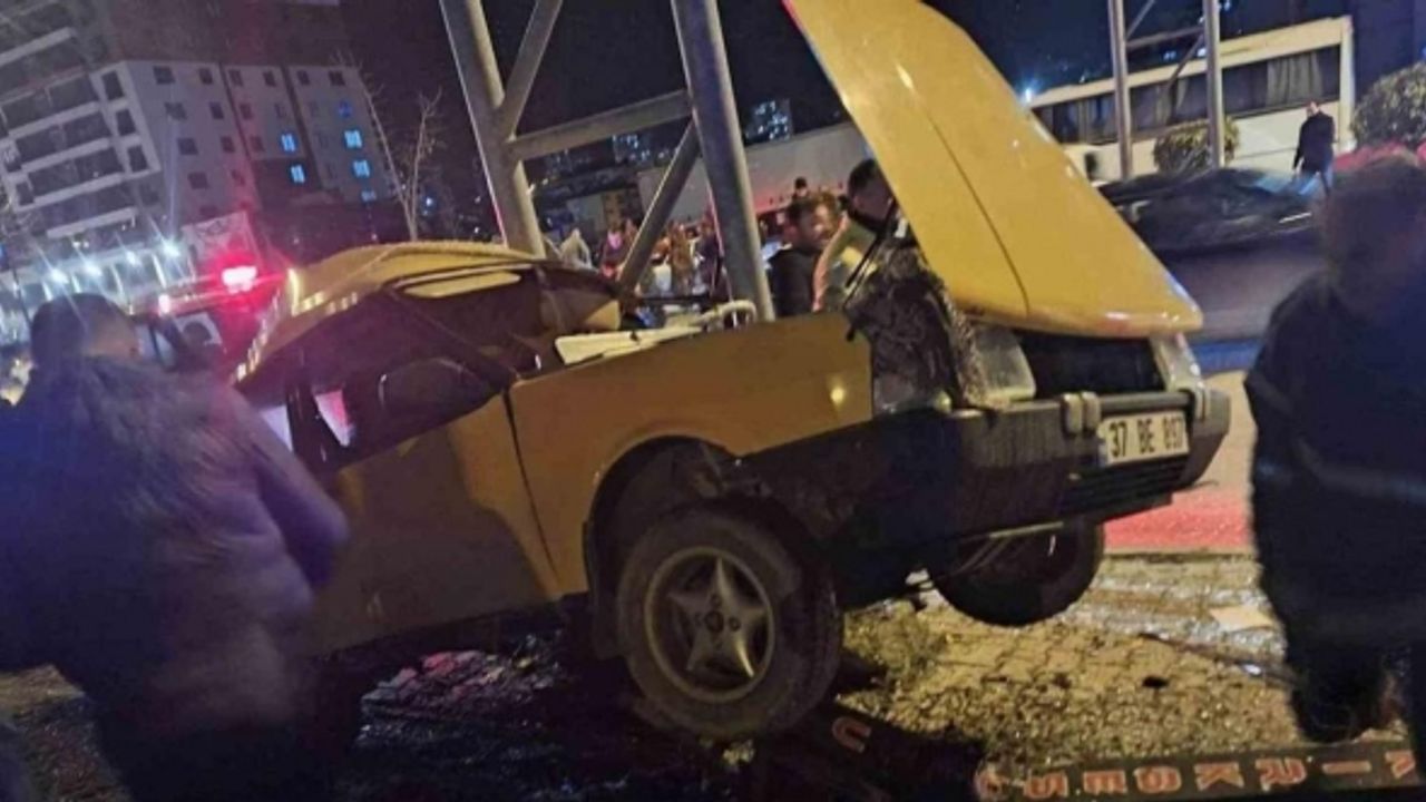 Tofaş otomobil çarptığı direkte asılı kaldı: 4 yaralı