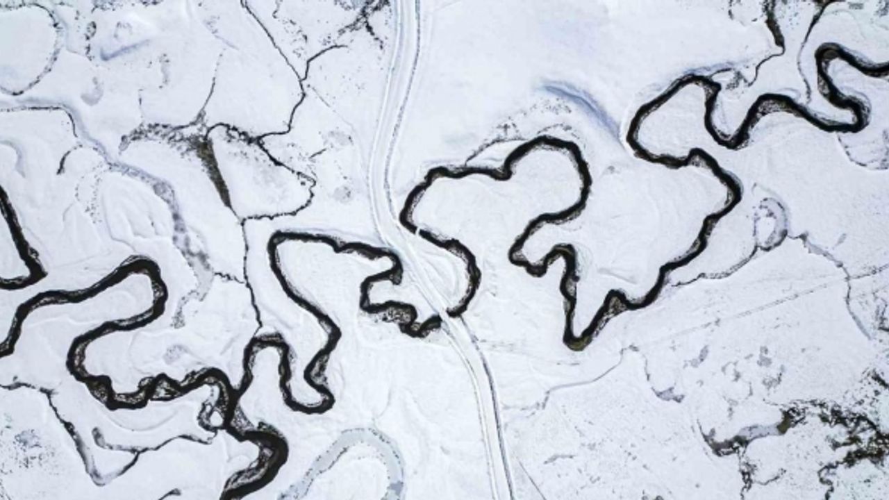 Tokat’ta kar altındaki mendereslerde mest eden görüntüler