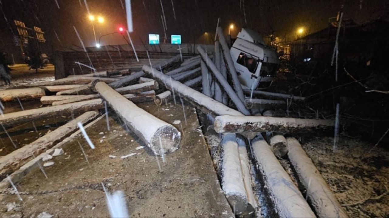 Tokat’ta tomruk yüklü tır devrildi, çevre yolu ulaşıma kapandı