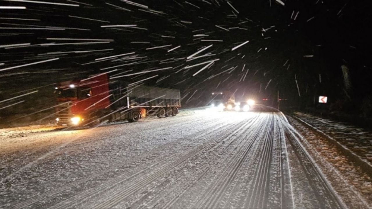 Tokat’ta yoğun kar yağışı sürücülere zor anlar yaşattı