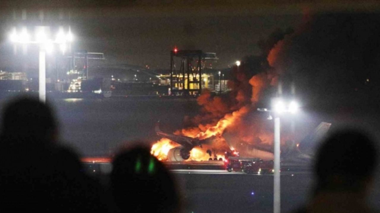 Tokyo’da yolcu uçağıyla çarpışan sahil güvenlik uçağındaki 5 kişi öldü, pilot ağır yaralandı