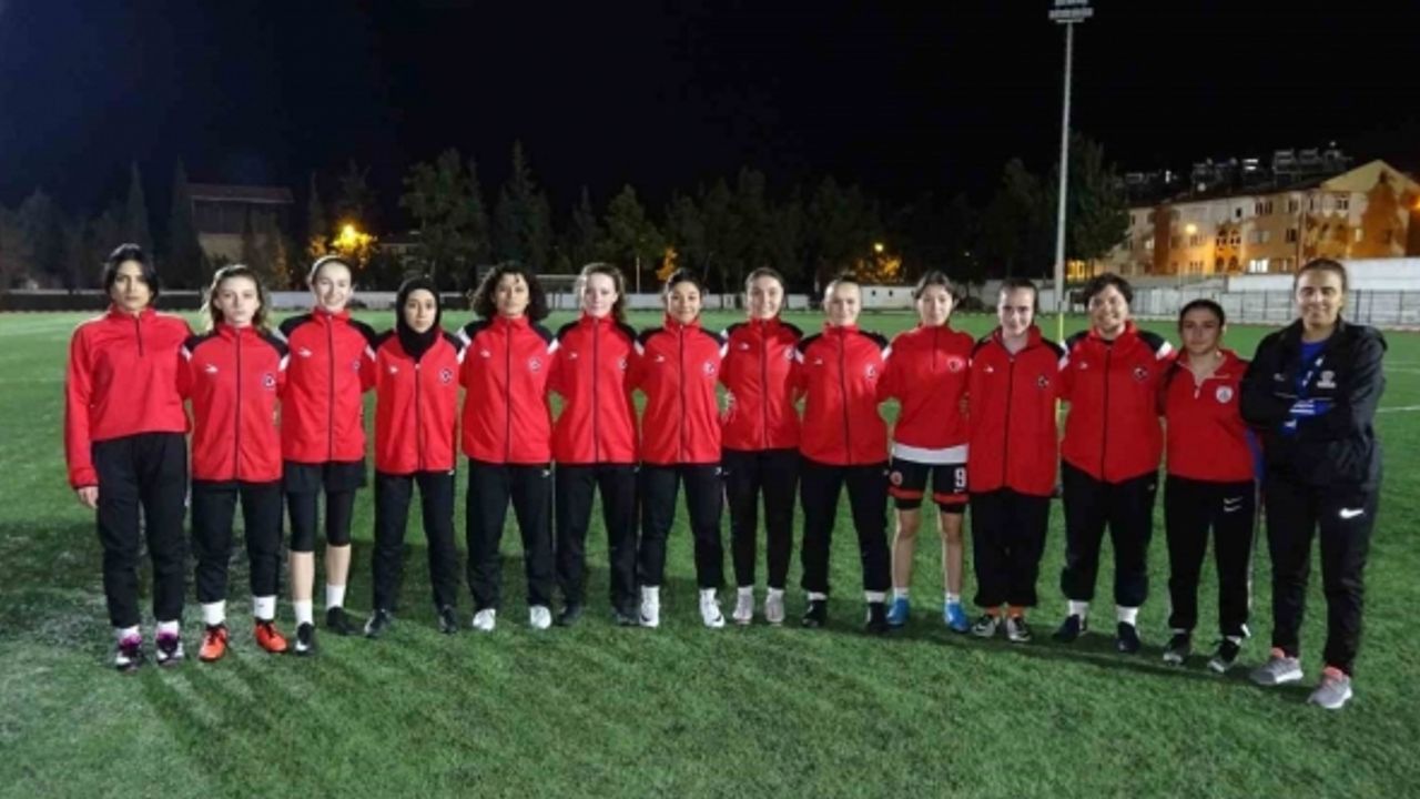 Topuklu ayakkabılarını bırakıp kramponları giydiler, gözlerini kupaya diktiler