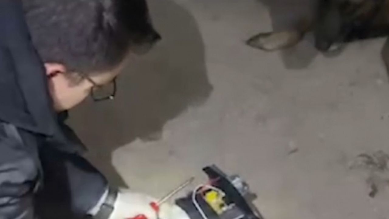 Tost makinesini ve süpürgeyi açan polis şok oldu