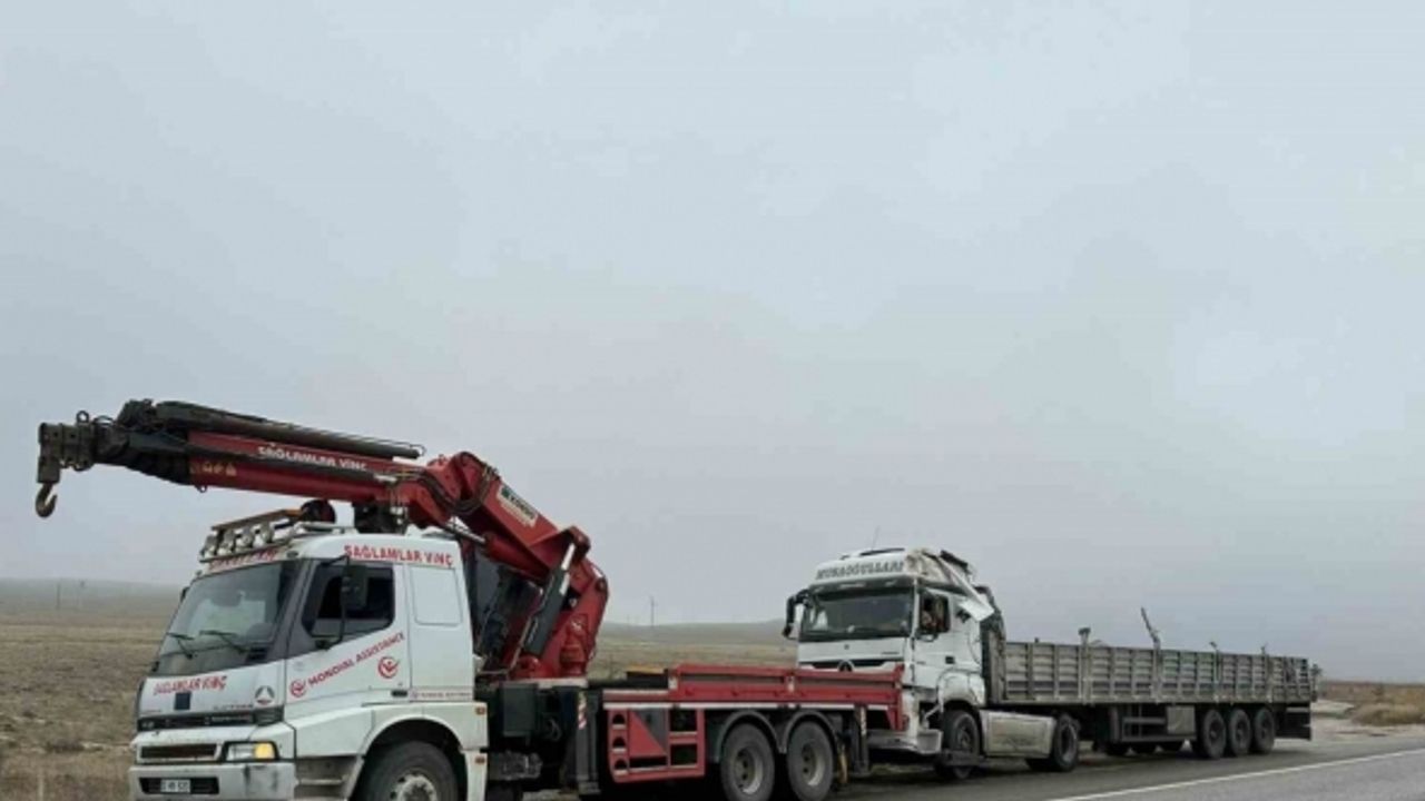 Toz şeker yüklü tır refüje girerek devrildi, 2 kişi yaralandı