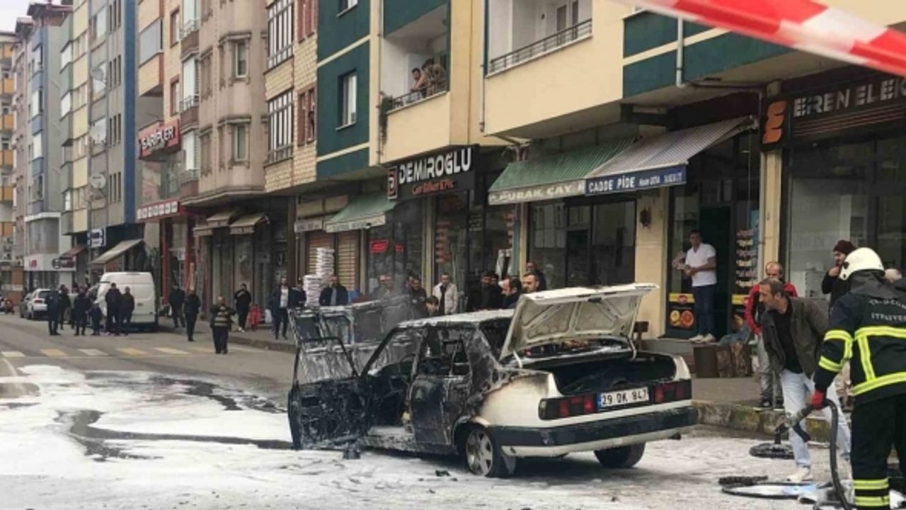 Trabzon’da araç sokak ortasında alev alev yandı