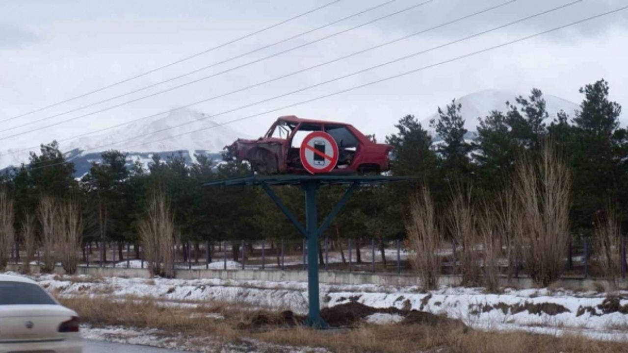 Trafik kazalarını önlemek için hurda araçlarla ilginç farkındalık