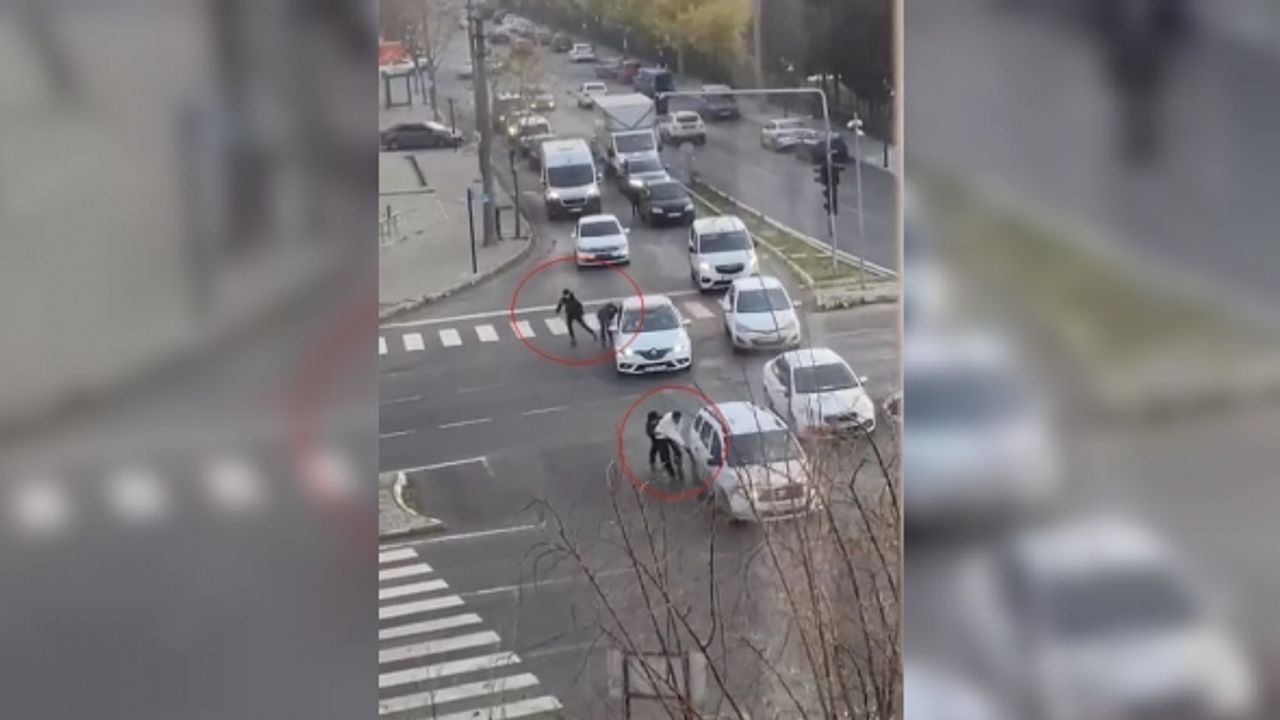 Trafikteki tehlikeli yolculuk yürekleri ağza getirdi: O anlar kamerada