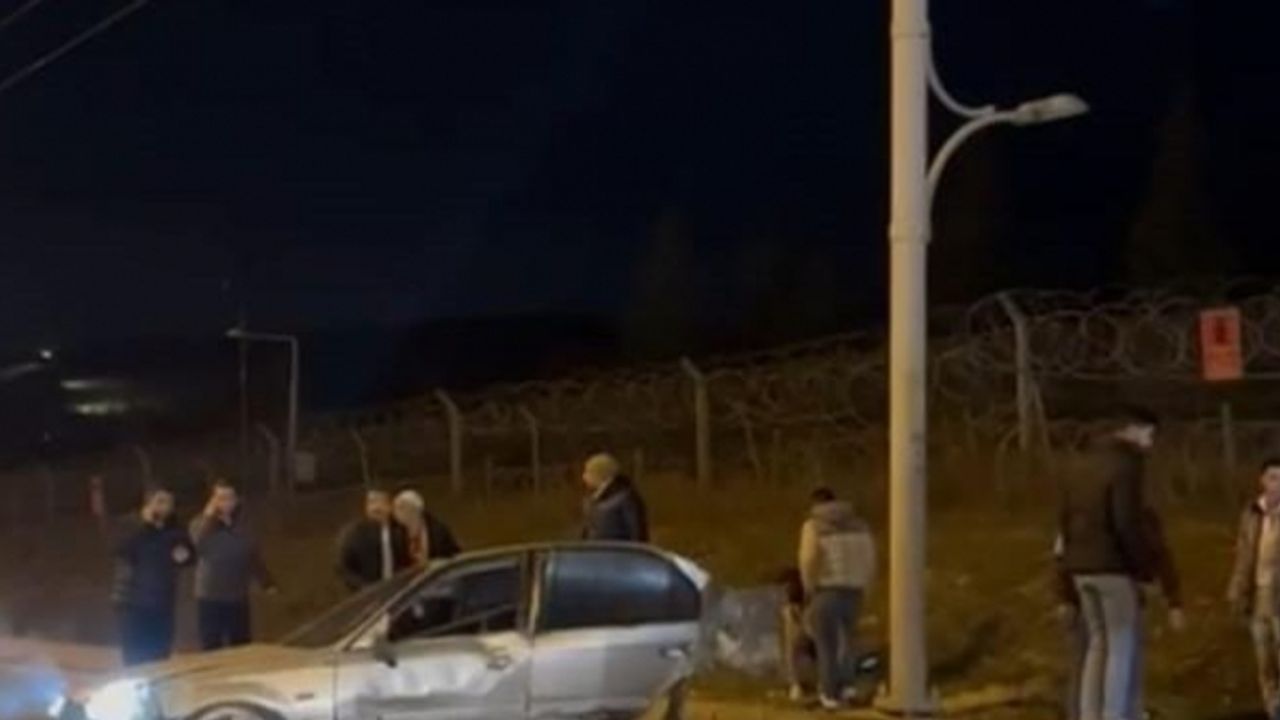 Trambüs hattı direğine çarpan otomobil ikiye bölündü: 3 yaralı