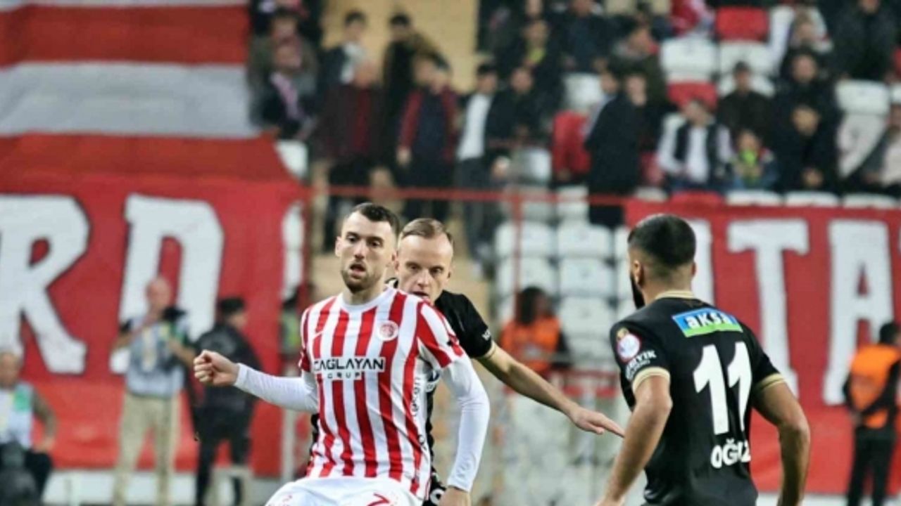 Trendyol Süper Lig: Antalyaspor:0 - Corendon Alanyaspor: 0 (İlk yarı)