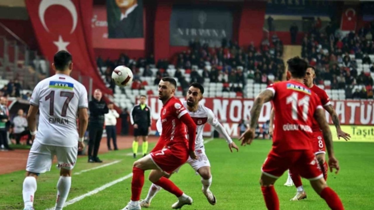 Trendyol Süper Lig: Antalyaspor: 2 - Sivasspor:1 (İlk yarı)