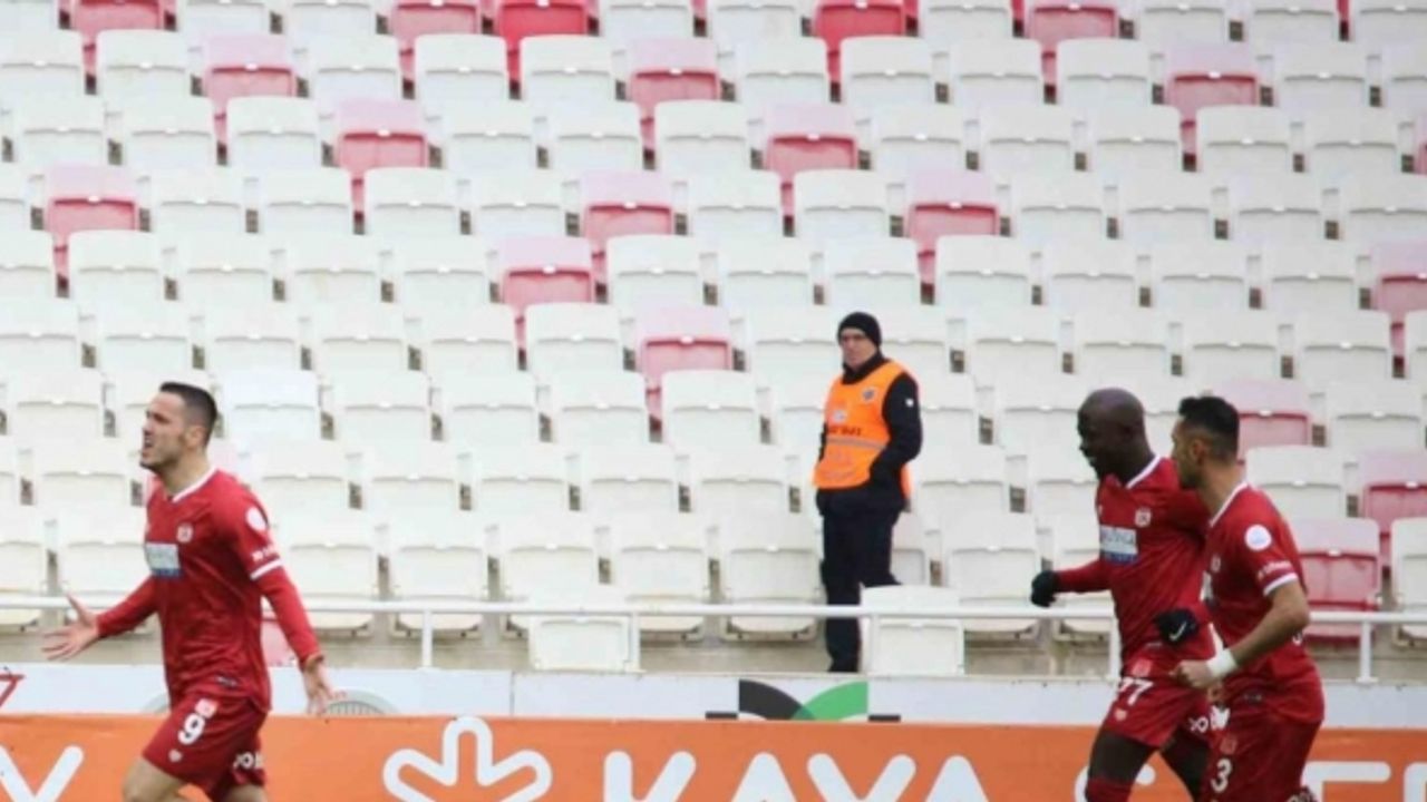 Trendyol Süper Lig: Sivasspor: 1 - Beşiktaş: 0 (İlk yarı)