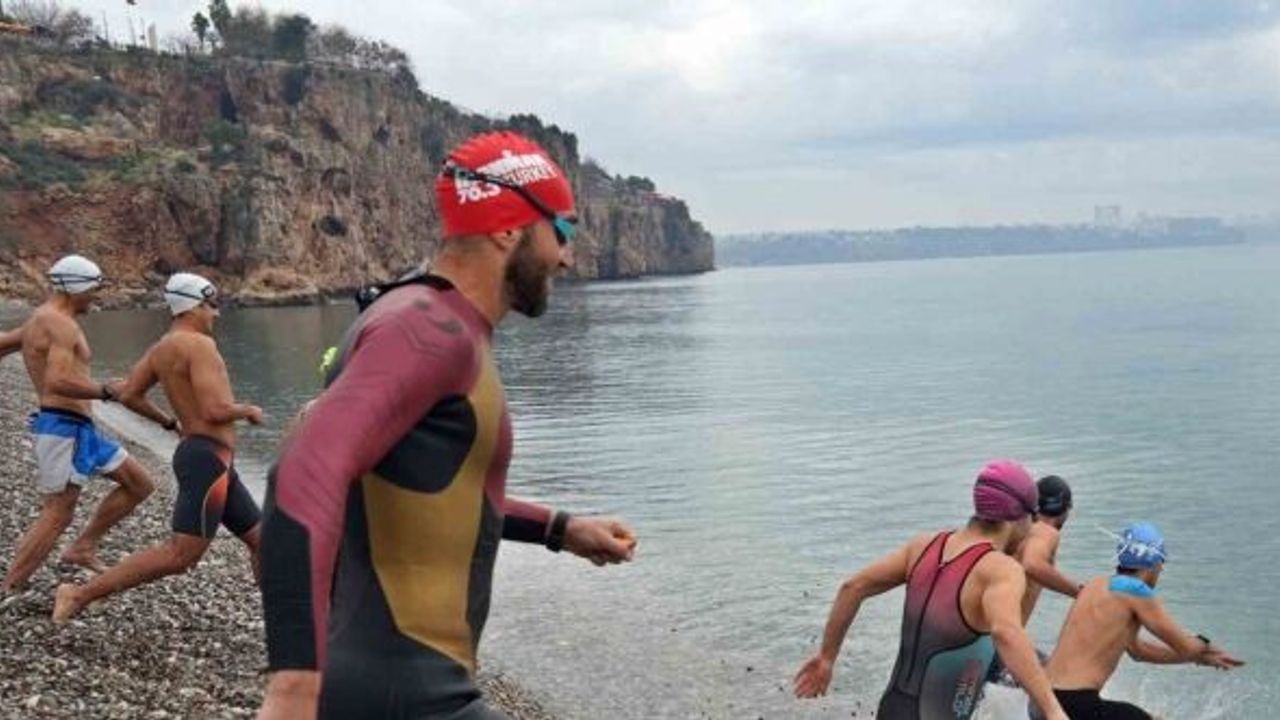 Triatloncular deniz kirliliğine ‘dur’ demek için denize girdiler