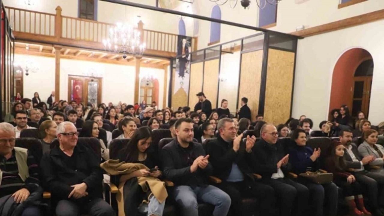 Turgutlu Belediyesi Atatürk Kültür Merkezi üniversite tiyatro grubu doğaçlama güldürdü