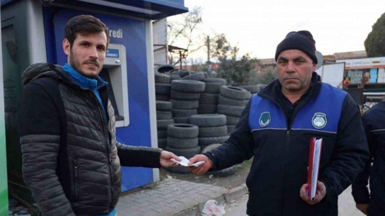 Turgutlulu esnaf bulduğu yüklü miktarda parayı zabıtaya teslim etti