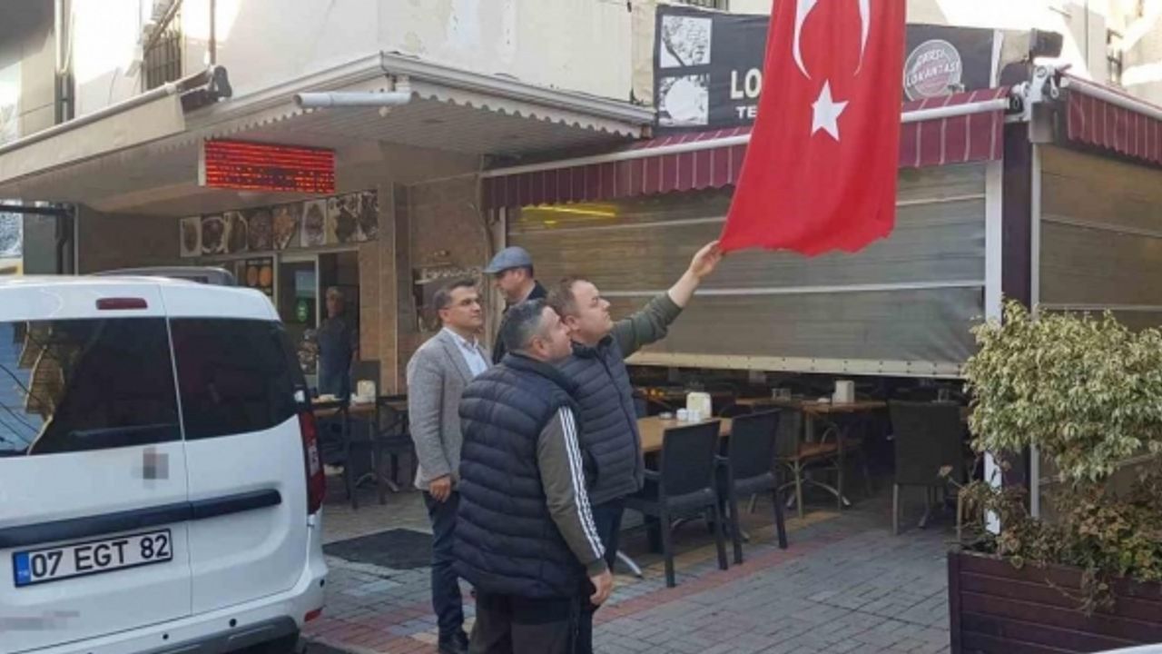 Türk bayrağını bıçakla kesen şahıs, önce güvenlik kameralarına sonra polise yakalandı