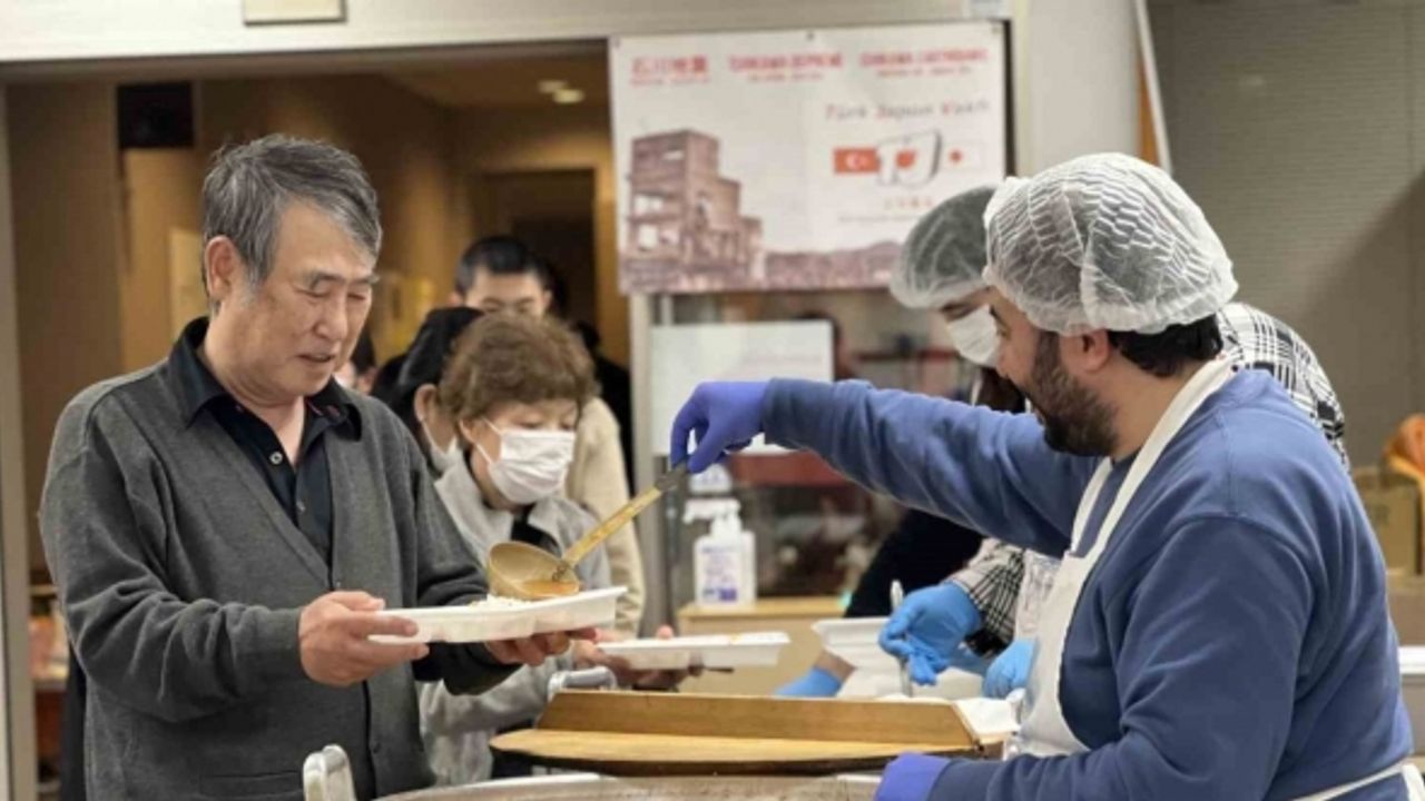 Türk sivil toplum kuruluşlarından Japonya’daki depremzedelere sıcak yemek dağıtımı