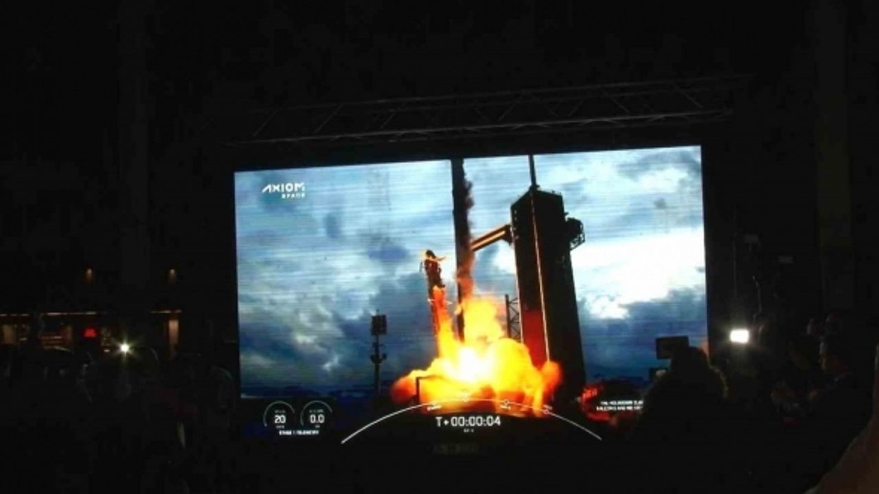 Türkiye’nin uzay yolculuğu başladı: İstanbullular Taksim Meydanı’nda canlı izledi