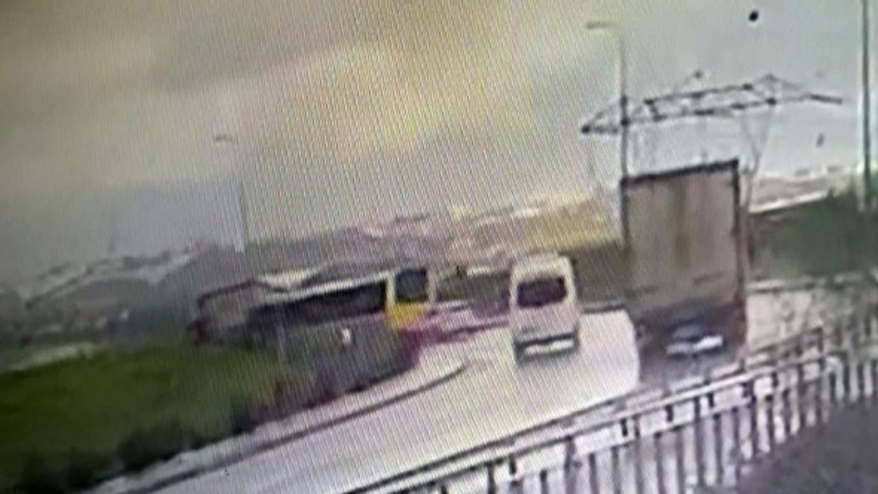 Tuzla’da İETT otobüsü park halindeki kamyona çarptı: 5 yaralı