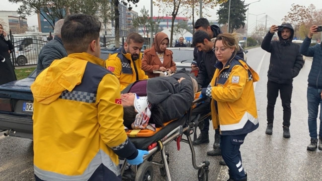 Üç aracın karıştığı zincirleme kazada 1 kişi yaralandı