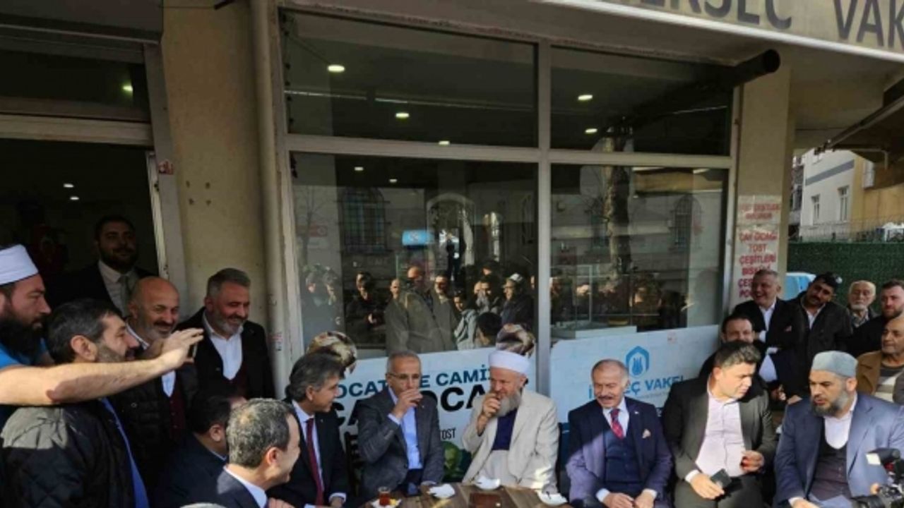 Ulaştırma ve Altyapı Bakanı Uraloğlu, Bayrampaşa’da vatandaşlarla bir araya geldi