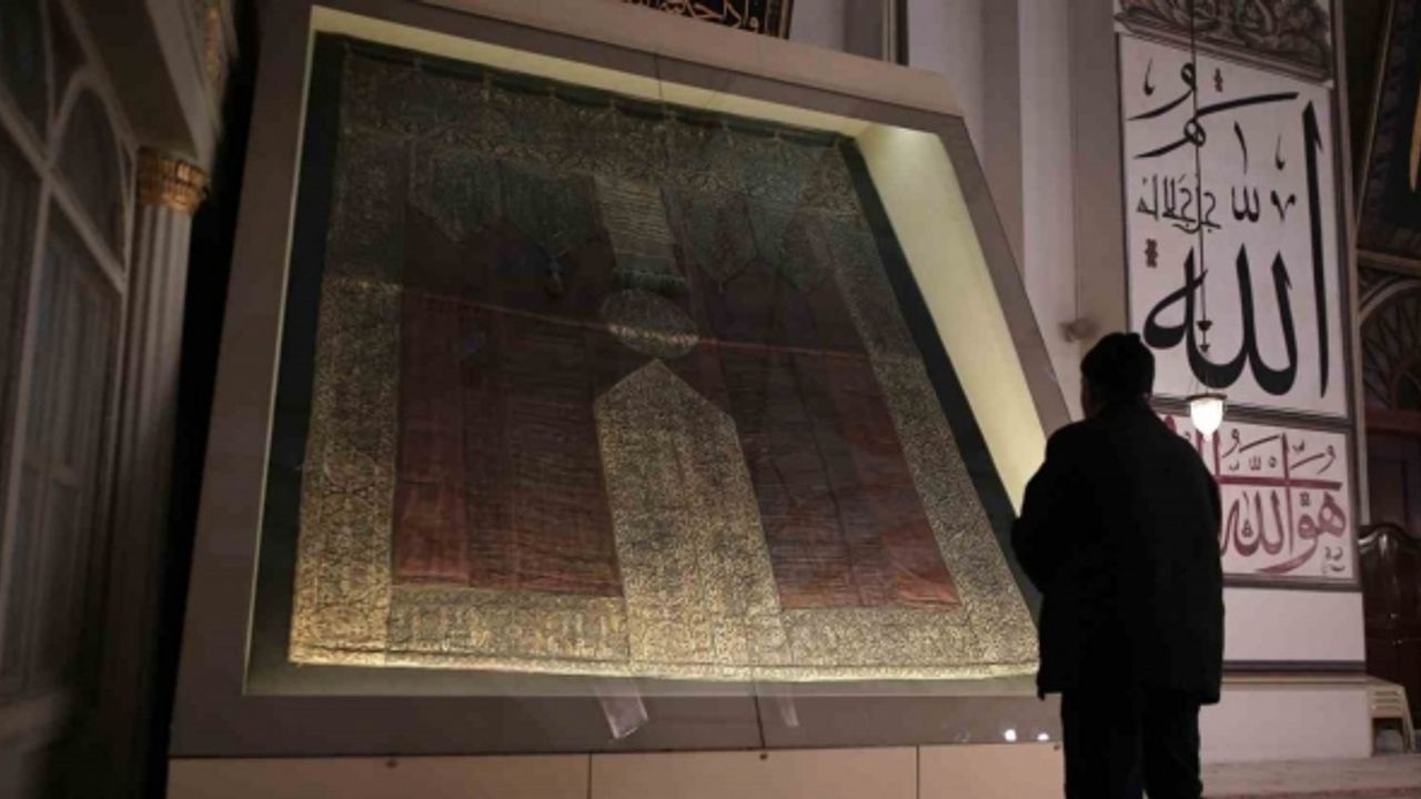 Ulu Cami’deki Kabe örtüsünün püskülleri koruma altında