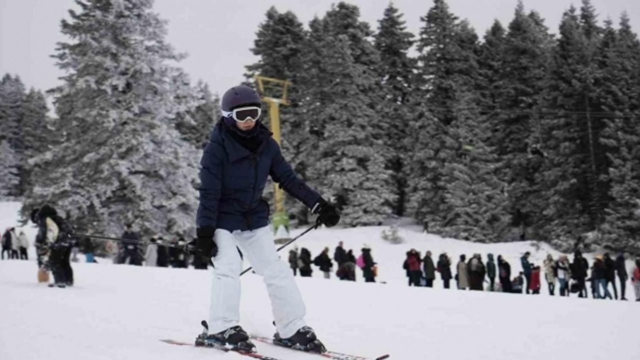 Uludağ’da teleferik ve telesiyej izdihamı, metrelerce kuyruk oluştu