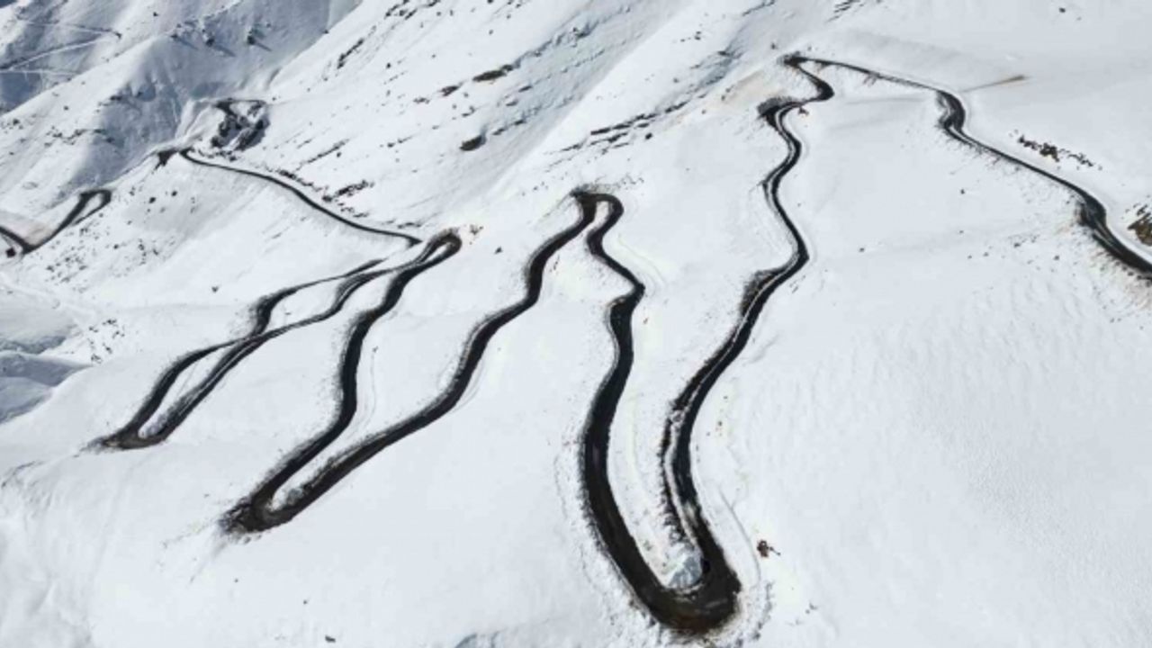 Uludere’de yılan gibi kıvrılarak ilerleyen yol kartpostallık görüntü oluşturdu