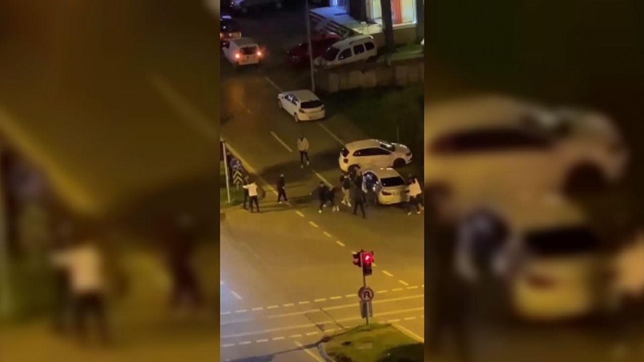 Ümraniye’de kaza sonrası sokak ortasında kavga kamerada