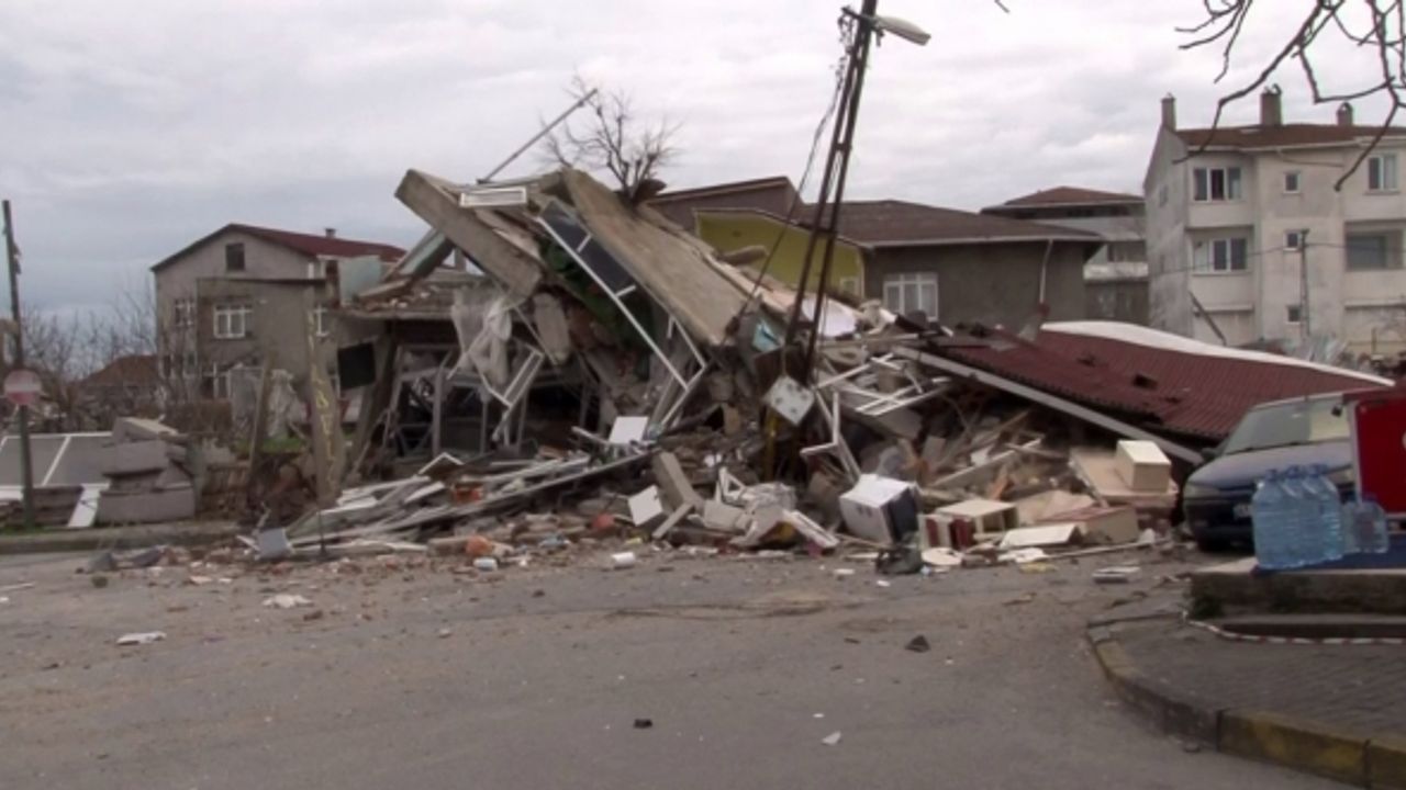 Ümraniye’de metro çalışması sırasında caddede çökme meydana geldi. Çökmenin meydana geldiği alanda bir bina çökme tehlikesine karşı boşaltıldı.