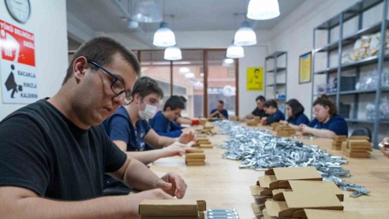 Üretmeyi öğrenip iş gücüne katılırken başarmanın mutluluğunu da yaşıyorlar