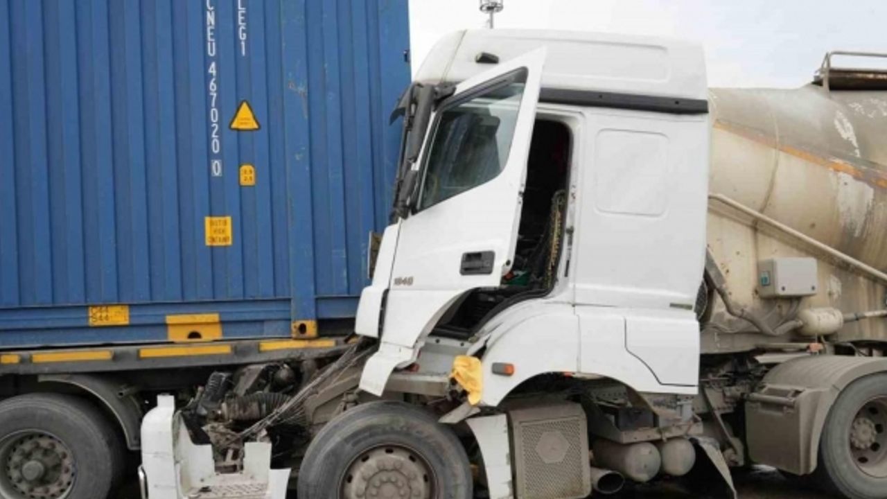 Uyuya kalan beton mikseri şoförü, gişelerde tıra arkadan çarptı: 2 yaralı