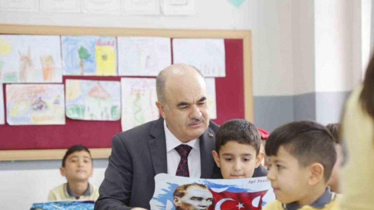 Vali Dağlı, öğrencilerin karne heyecanına ortak oldu