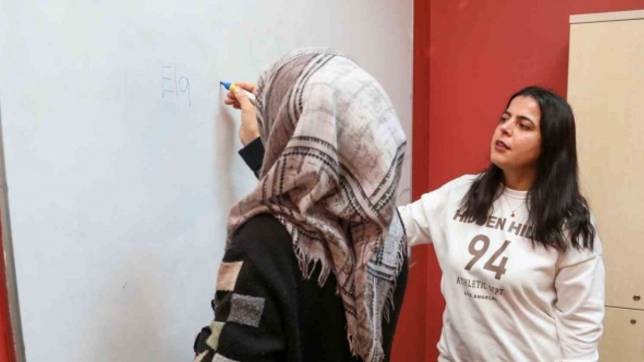 Van Büyükşehir Belediyesi kadınlar için okuma yazma kursu açtı