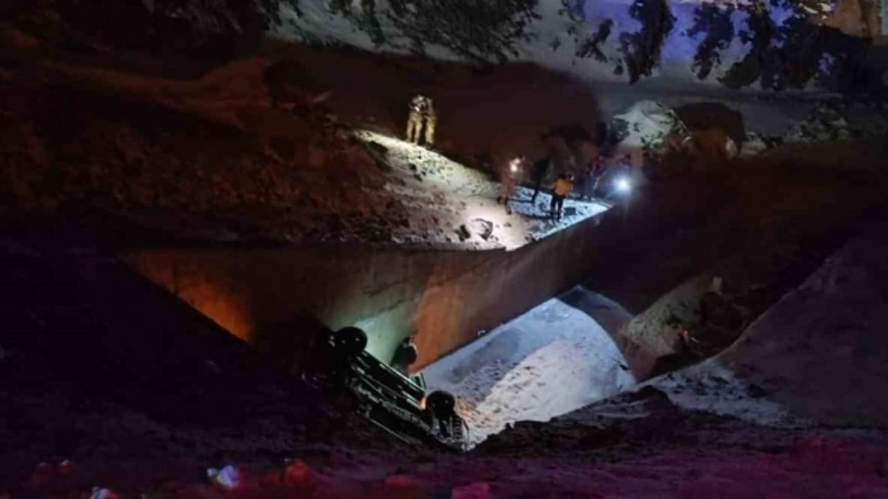 Van-Hakkari karayolunda üç araç şarampole düştü: 5 yaralı