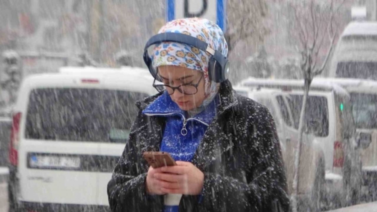 Van’da kar yağışı: 429 yol kapandı, uçak seferleri rötar yaptı