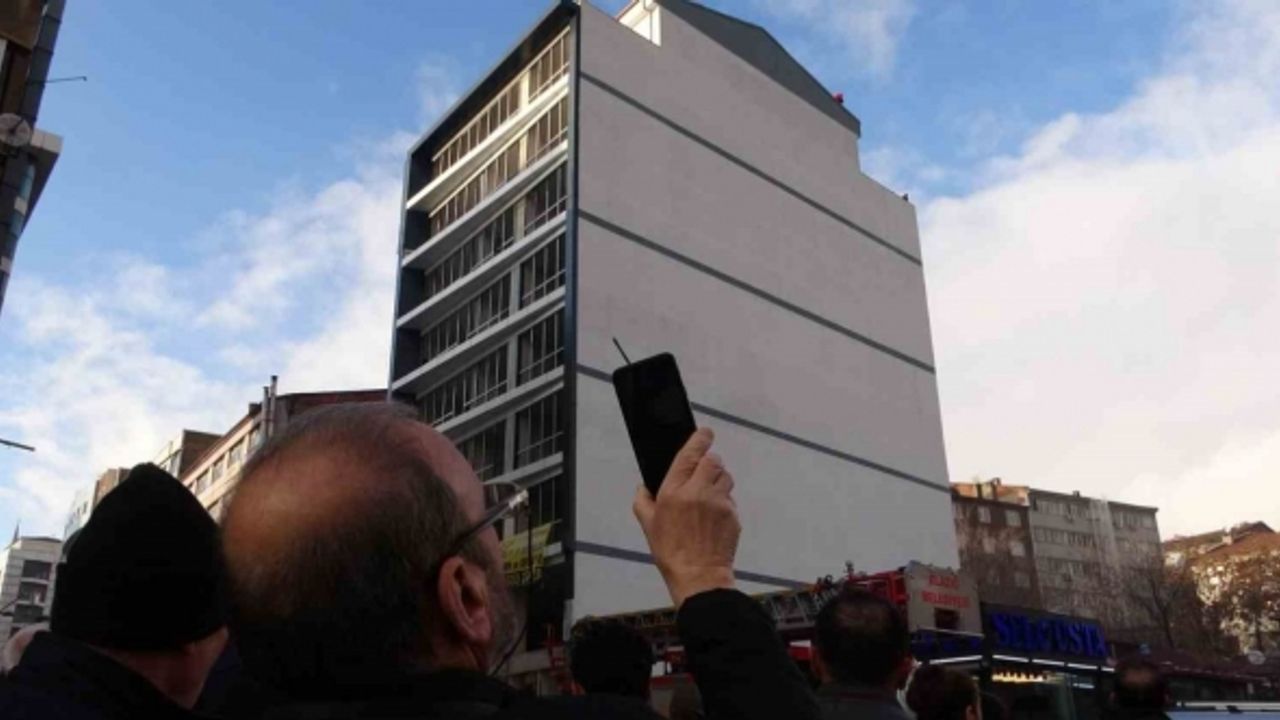 Vatandaşlar, intihar girişimini film gibi izleyip canlı yayın açtı