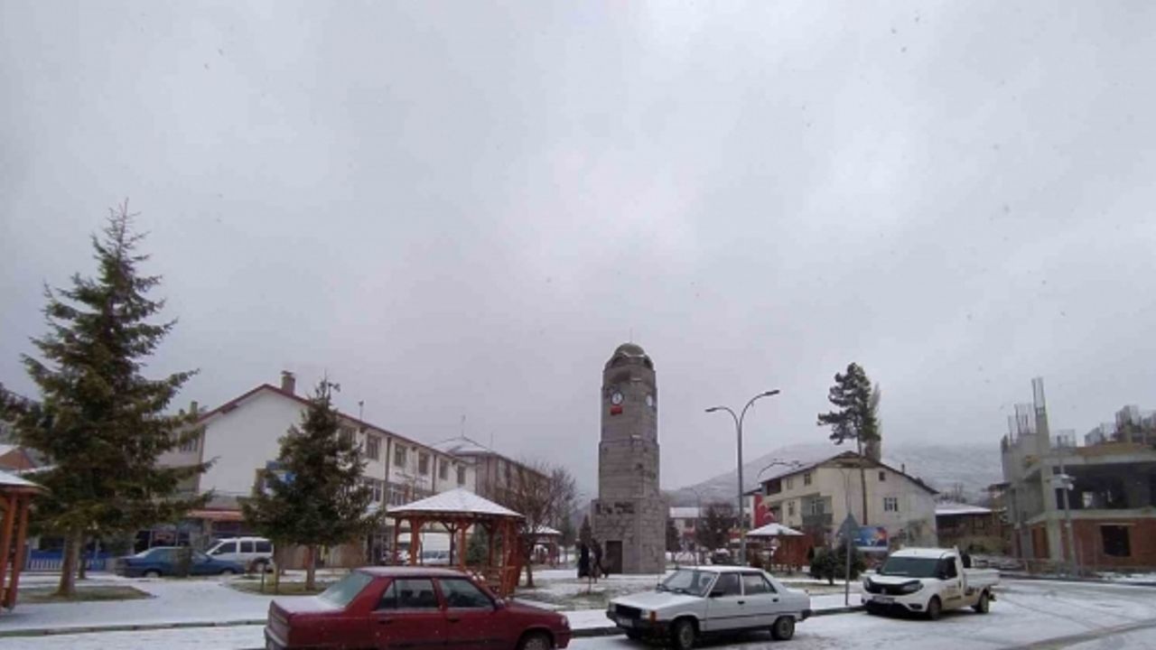 Yağan kar ilçe merkezini beyaza bürüdü