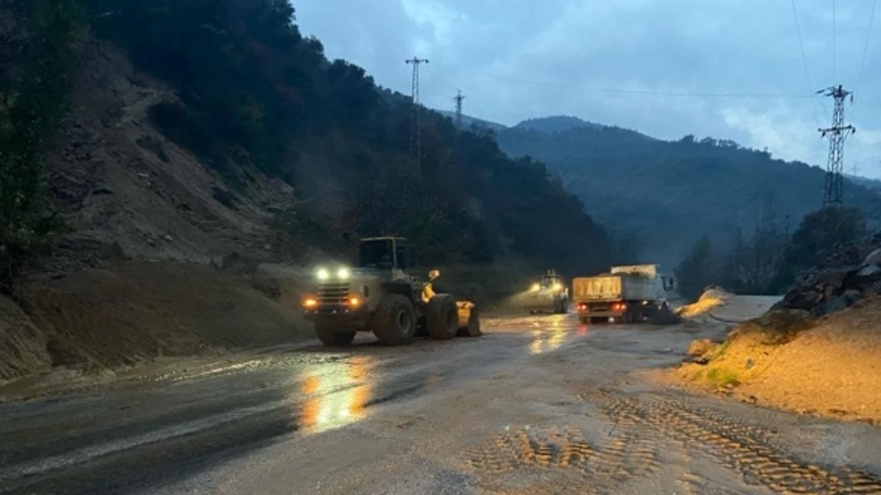 Yağmurdan kapanan yolu Büyükşehir ekipleri kısa sürede açtı