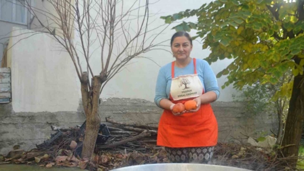 Yaklaşık 1 asırdır aynı yöntemle hurma pekmezi yapıyorlar