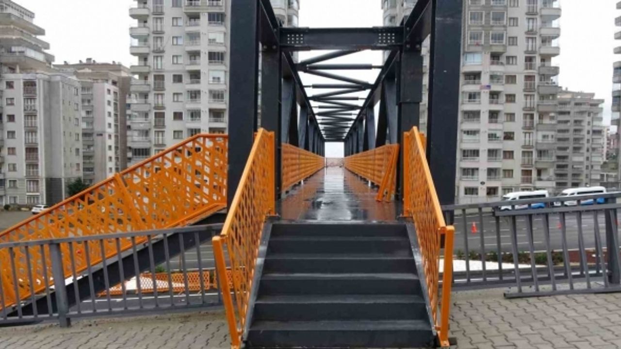 Yapımına geçen hafta başlanmıştı, yayalar için tehlike oluşturan noktaya üst geçit yapıldı