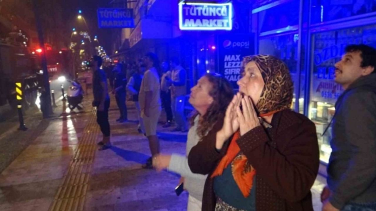 Yaşlı karı kocanın alev alev yanan binada olduğu ihbarı mahalleliyi sokağa döktü