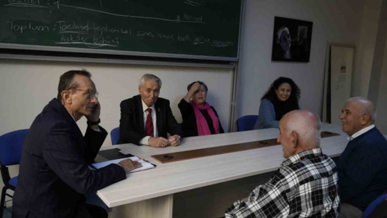 Yaşlı öğrenciler mezun olmak istemeyince, çözüm yüksek lisansta bulundu