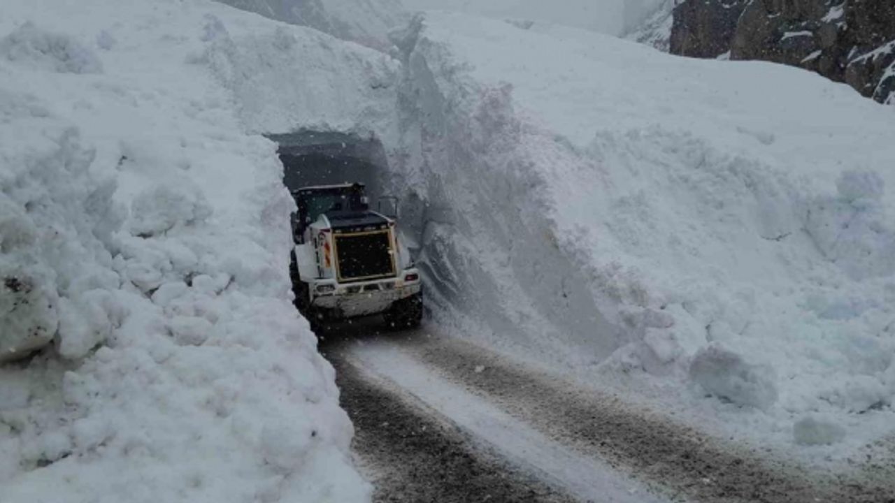 Yer yer 7 metreyi aşan karda açılan tünelden iş makinesi geçti