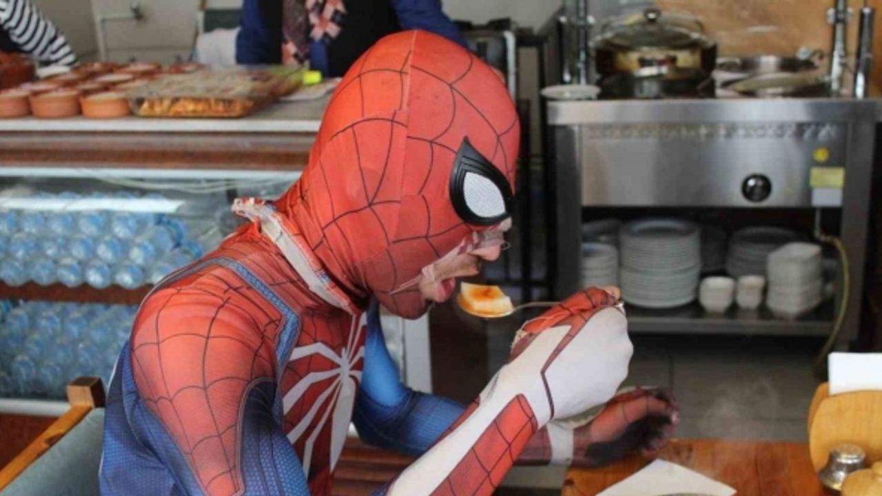 Yerli örümcek adam Yozgat’ın yöresel lezzeti “arabaşı” çorbasını içip, hamurunu yuttu